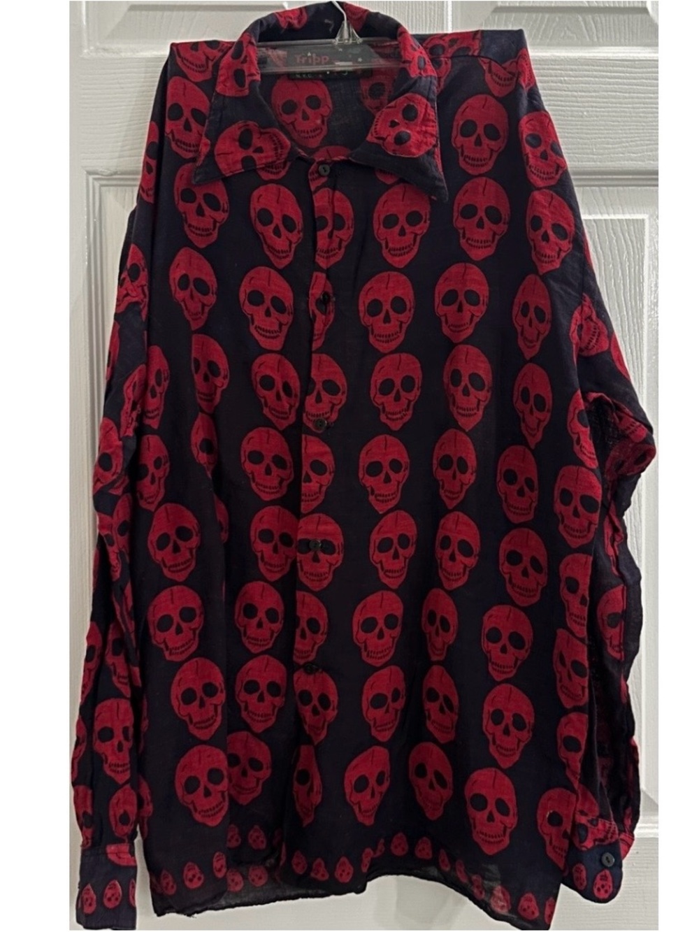 Tripp NYC Collectible Black & Red Skull Print Long-Sleeved Buttoned Down - Picture 2 of 12